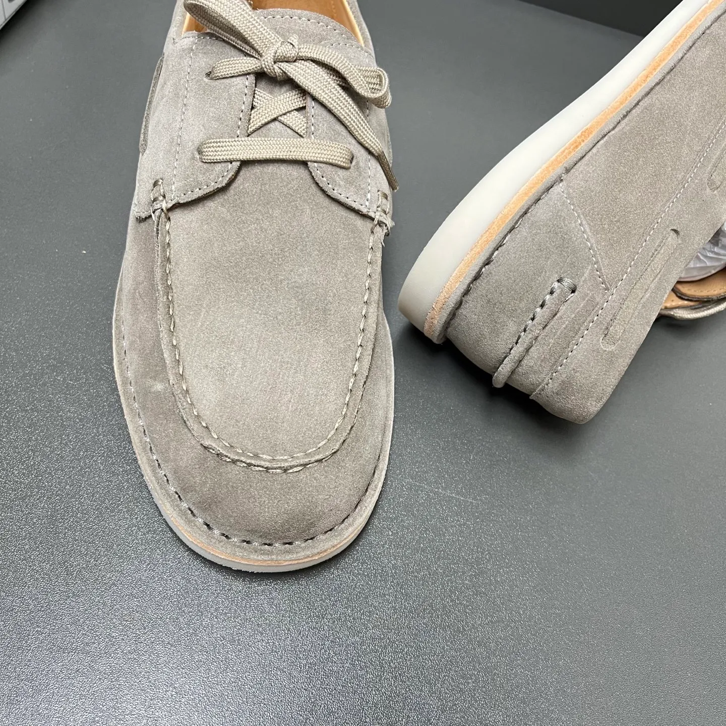 💰840 Prada men's new lace-up leather loafers. Made of flocked two-layer cow leather, these shoes combine classic design with handmade details, blending sophistication with casual comfort. Designed in a lace-up style, with open-stitched seams on the skirt, 1.5cm white rubber soles with leather welts, dyed calfskin lining, and silver-labeled cowhide feet, the style is simple and elegant. C leather shoe size: 39/40/41/42/43/44 gray, original box packaging + dust bag